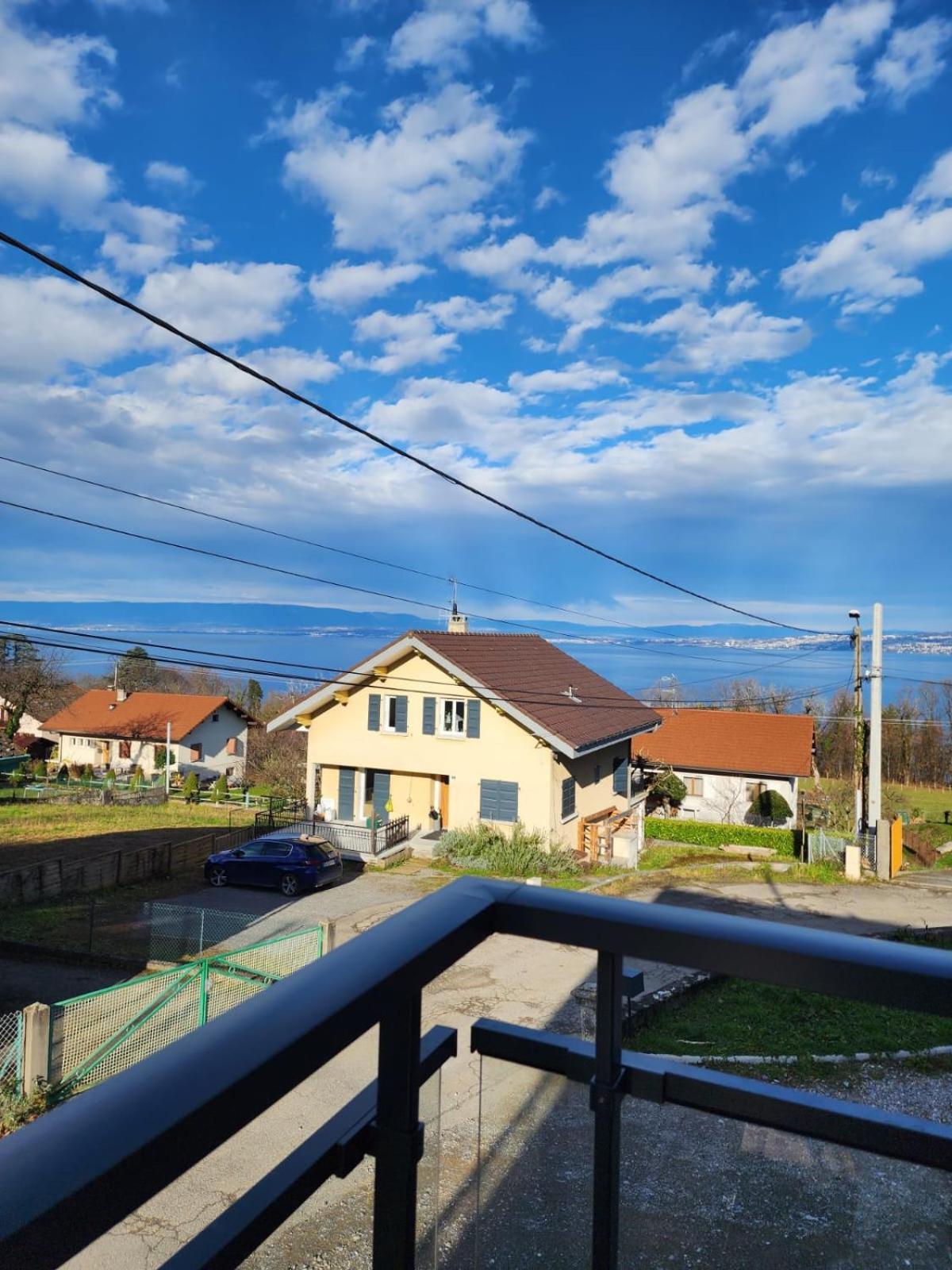 Lumineux Avec Grande Terrasse Et Vue Lac, Parking Prive Appartement
