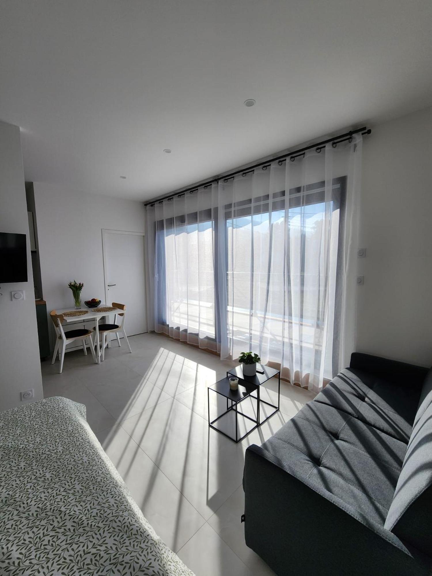 Lumineux Avec Grande Terrasse Et Vue Lac, Parking Prive * Lugrin