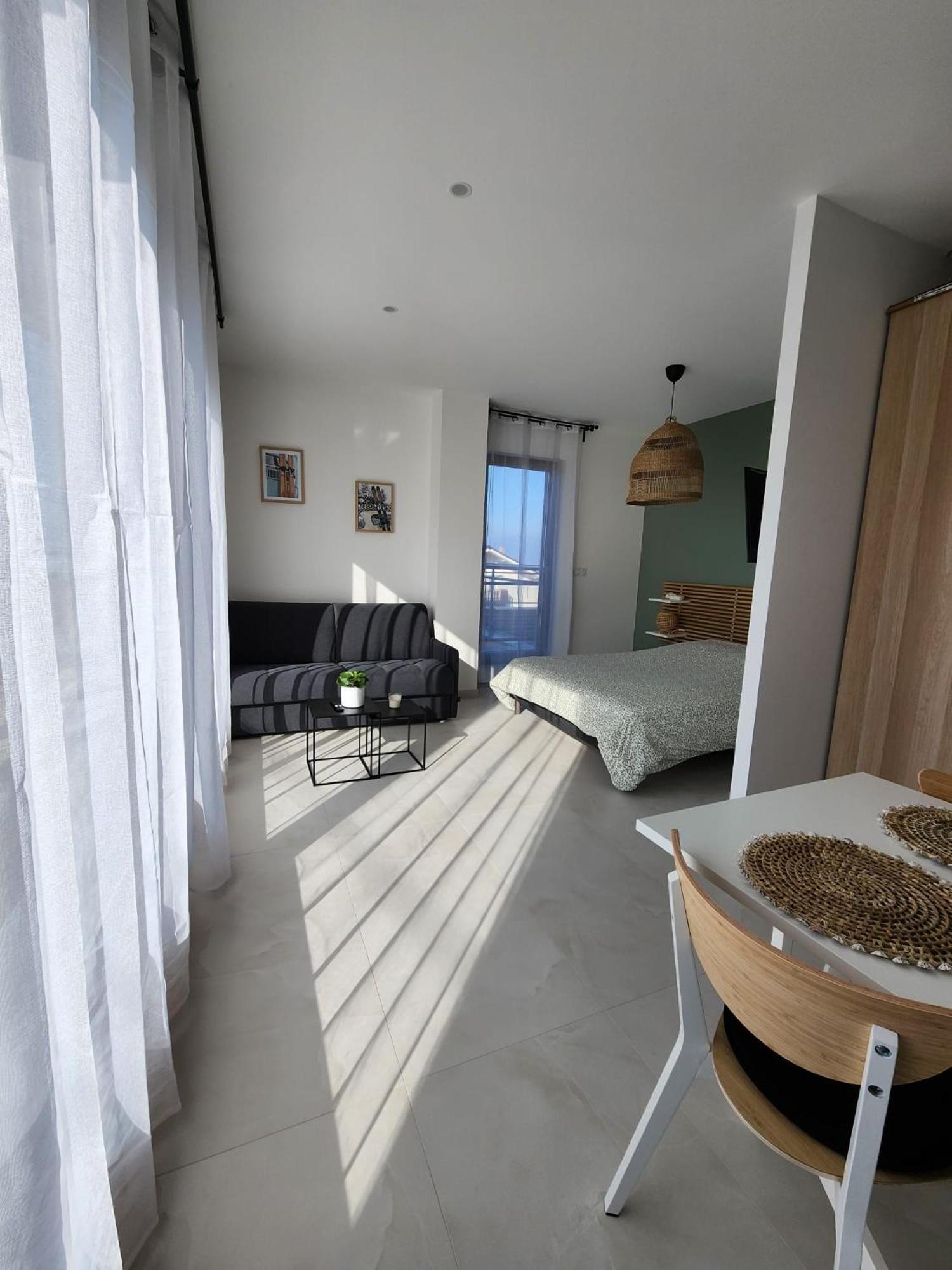 Appartement Lumineux Avec Grande Terrasse Et Vue Lac, Parking Prive
